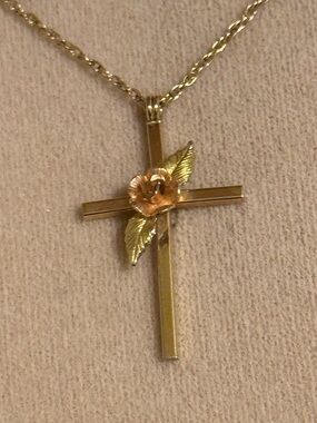 Vintage Krementz 14k gf cross. Excellent vintage condition. 18” chain.